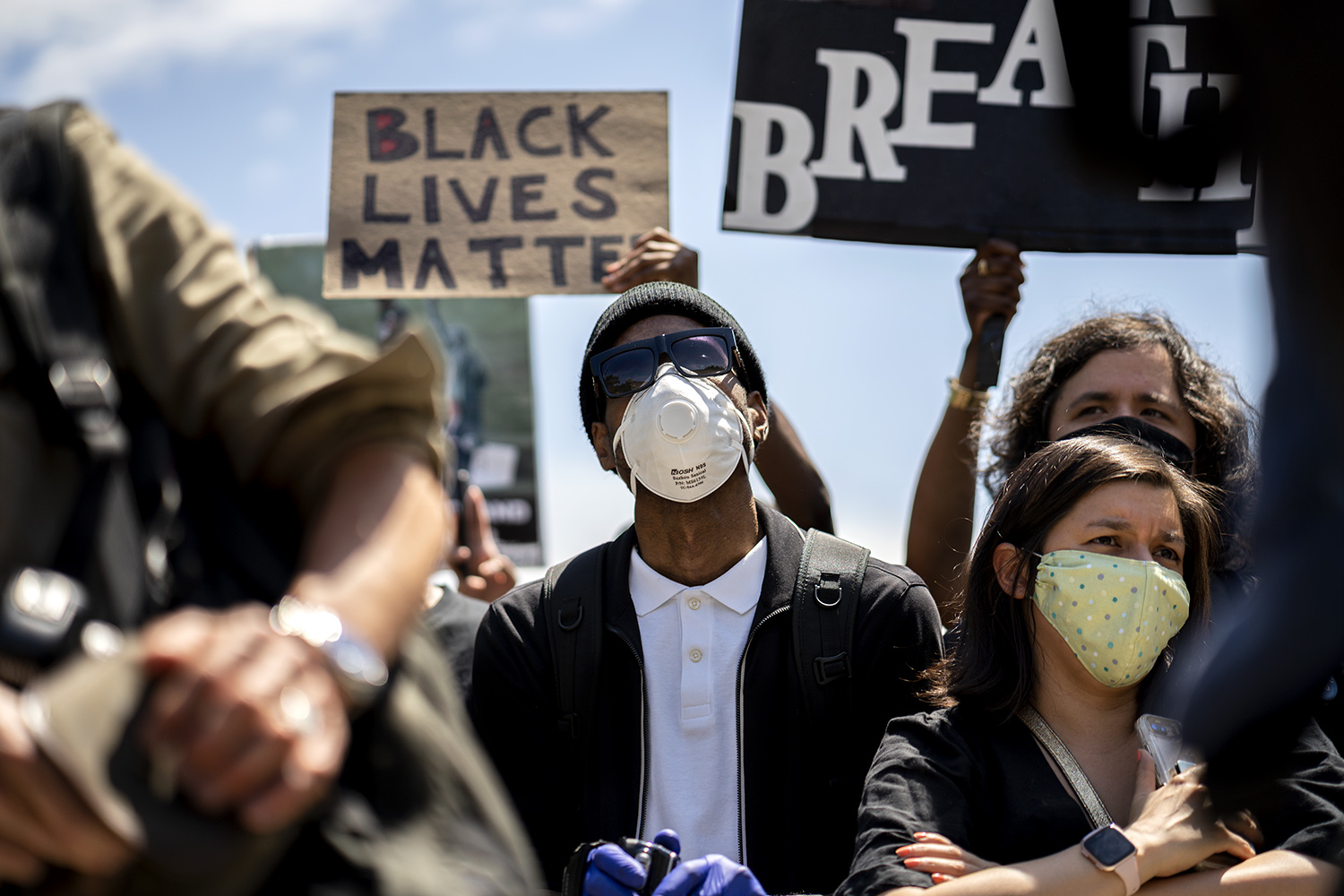 Protesters at George Floyd memorial in Brooklyn, NY. (photo by Tsubasa Berg)