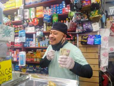 IMG_UticaFarmstoreclerk