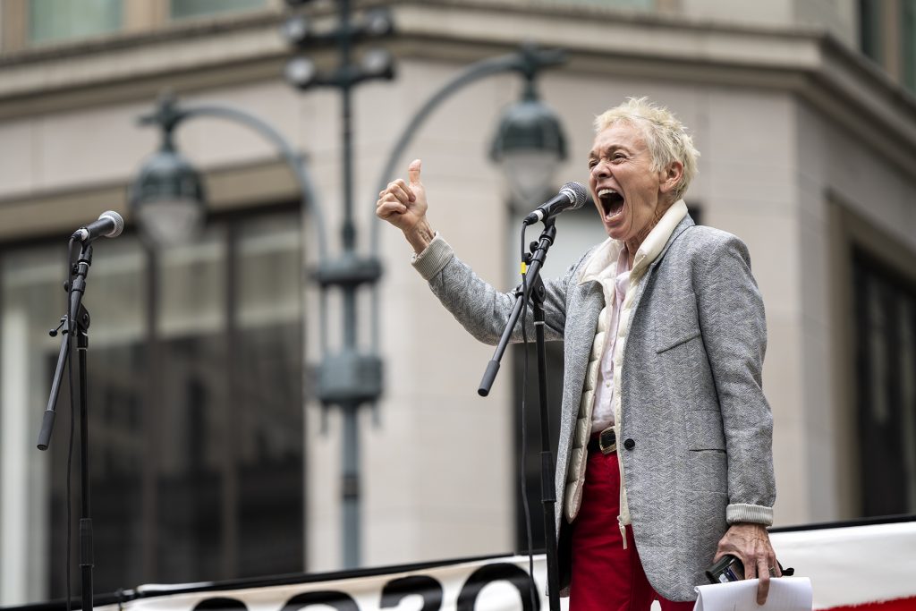 Laurie Anderson giving a thumb up as she scrams out loud. (Photo credit: Tsubasa Berg)
