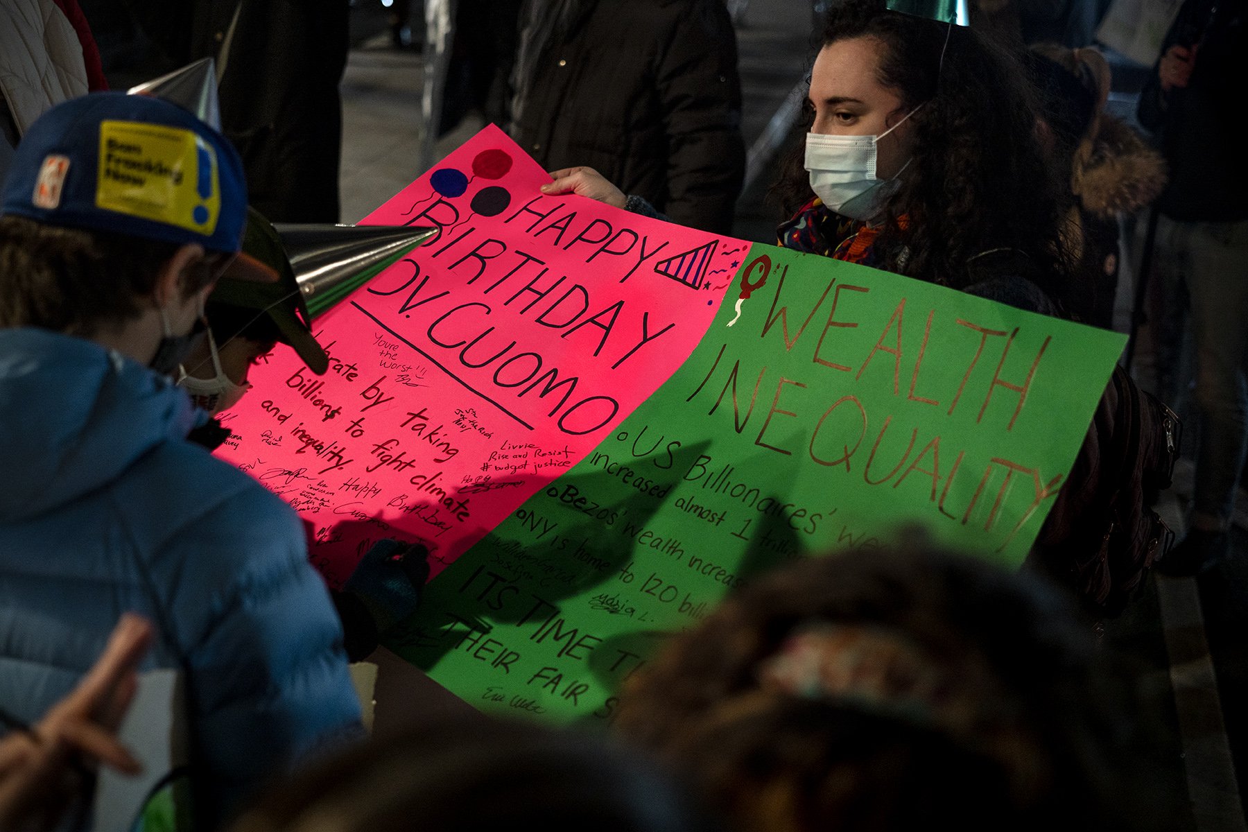 Laura Shindell of Food Water Action asking the protesters to sign the giant "birthday card" for Governor Cuomo. (Photo credit: Tsubasa Berg)