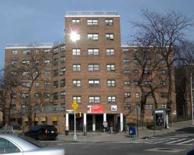 1024px-Astoria_Houses_NYCHA_jeh