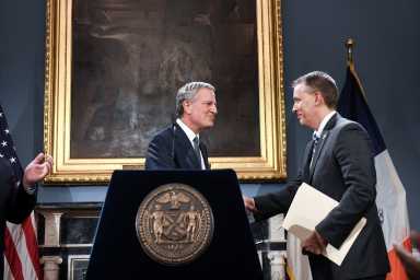 Mayor de Blasio shaking hand with Commissioner Dermot Shea at the podium