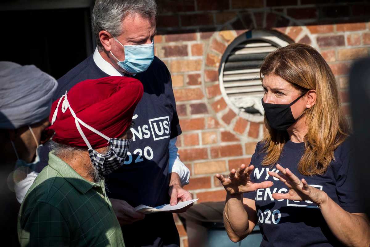 Julie Menin and Mayor Bill de Blasio, both wearing mask, speaking to New Yorkers about census.