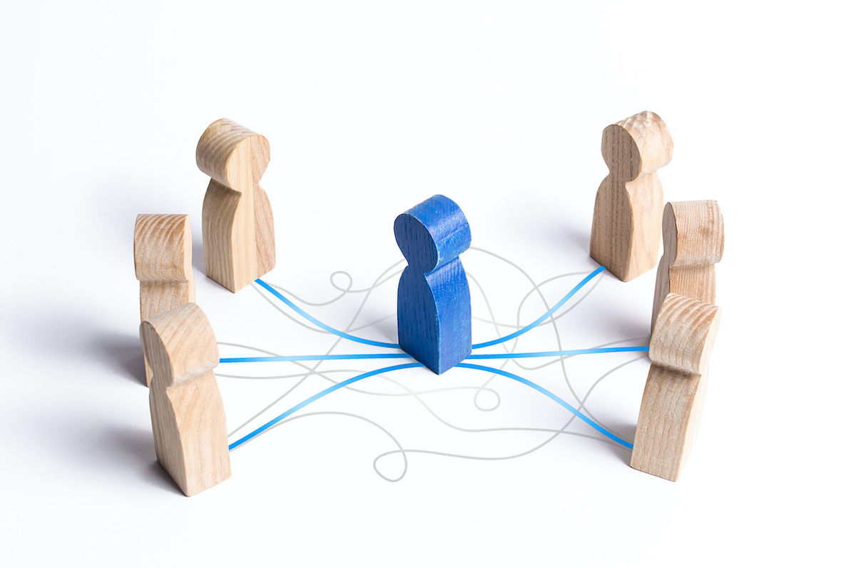 The Mediator establishing contact between people. Mediation Service. dialogue, increasing understanding and effectiveness of the negotiation process. Diplomatic conversation in an official format.