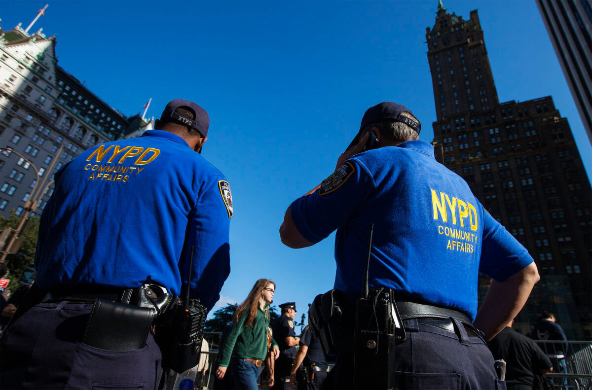 2012-09-21T120000Z_1390998533_GM1E89M02S101_RTRMADP_3_USA-APPLE-IPHONE-NYPD-1200×791-1