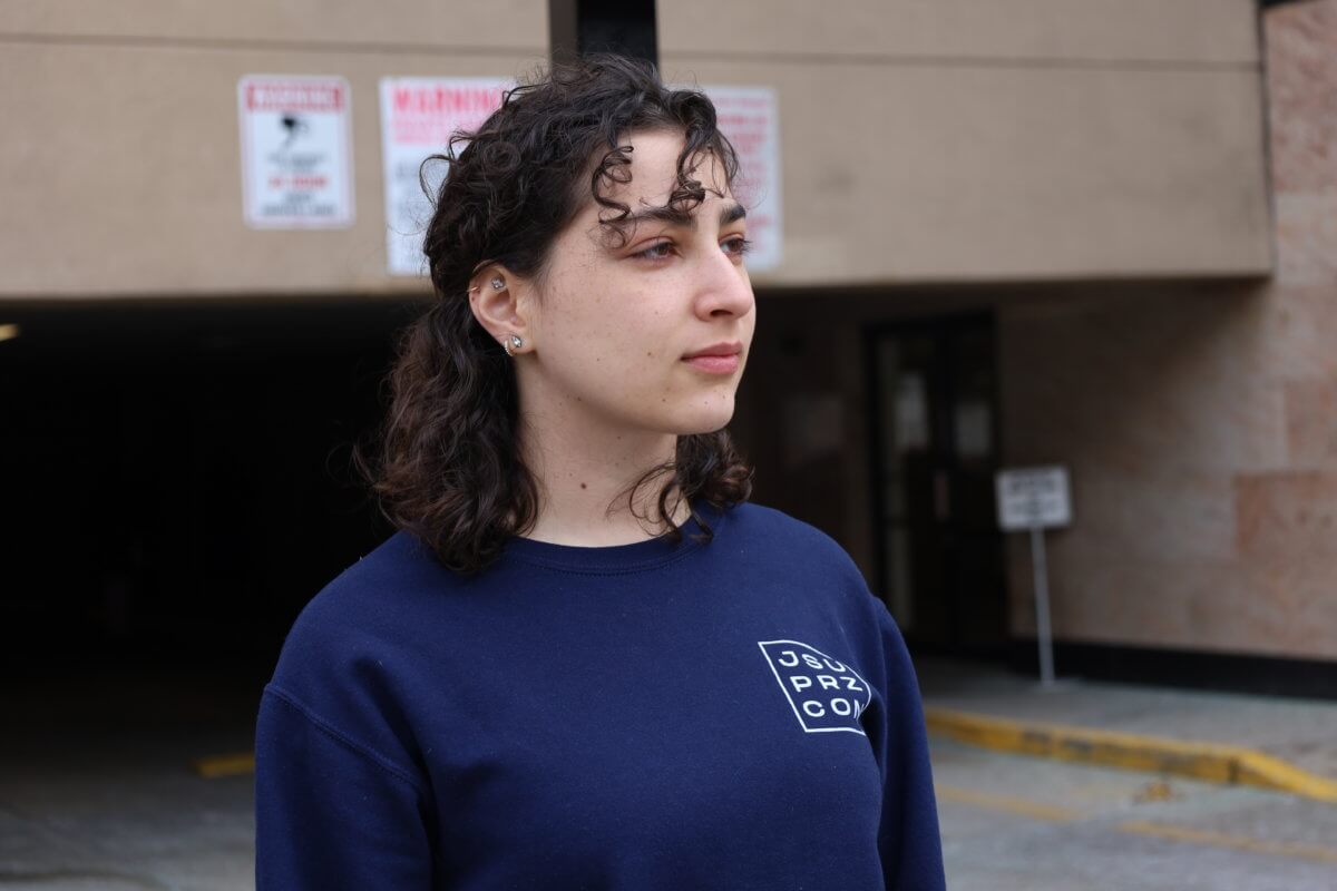 cb8Leona_serious-1200×800-1